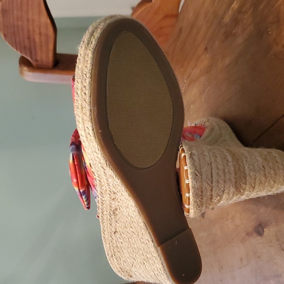 SUGAR Womens Red Tie Dye Knot Detail Ruched Cushioned Round Toe Wedge - Picture 5 of 5